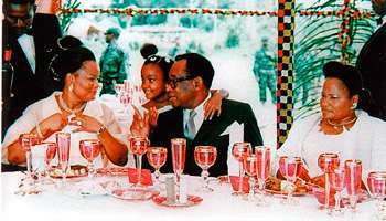 Mobutu avec ses 2 femmes jumelles (Bobi à gauche et Kosia à gauche)